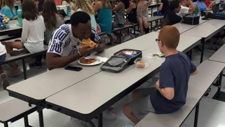 player shares meal with little boy_1472646667972.jpg