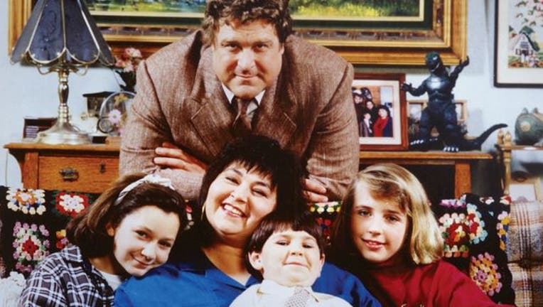 Roseanne Barr and John Goodman with cast of Roseanne-404023