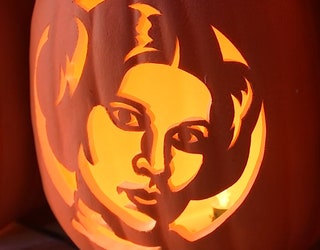Oregon man turns pumpkin carving hobby into Halloween art display