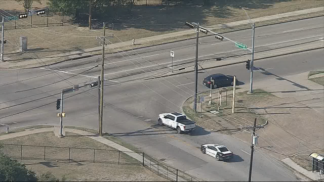 Police chase possibly armed suspects in Dallas