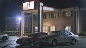 Police: Monroe officer shoots suspect outside hotel