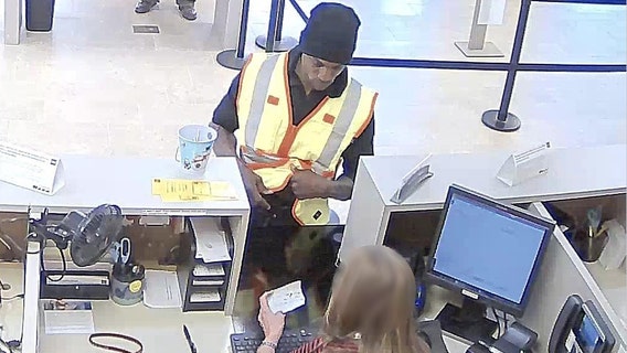 Police: Man wearing reflective vest robs Newnan bank