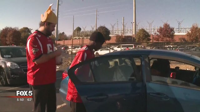 Atlanta Falcons give back for Thanksgiving