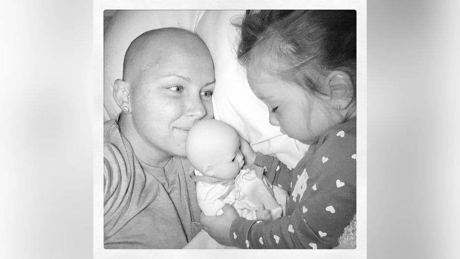 Ashley Gunter with her young daughter