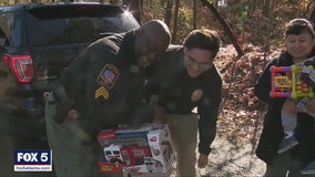 Smyrna police deliver presents on Christmas Eve