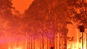 Raging wildfires trap 4,000 at Australian town's waterfront