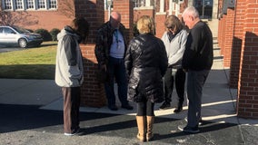 Mom snaps sweet photo of bus drivers praying for students before field trip