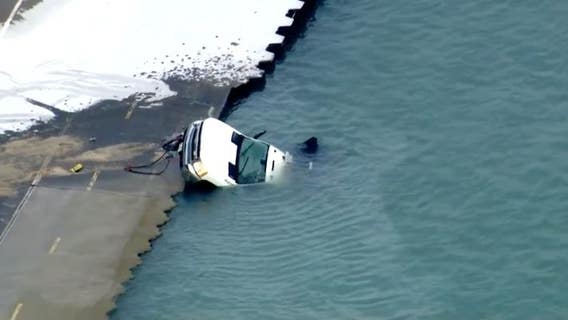 Salt truck plunges into Lake Michigan near Chicago Avenue