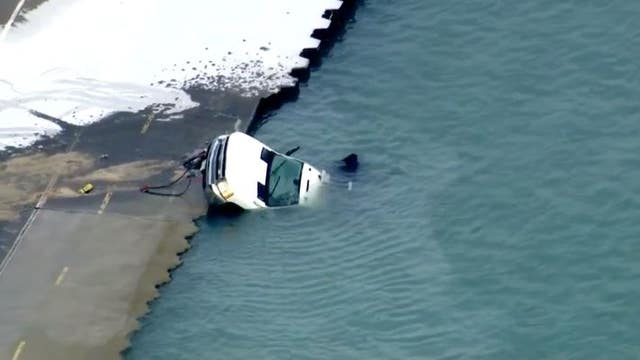 Salt truck plunges into Lake Michigan near Chicago Avenue