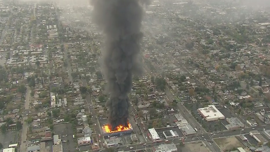 Massive-flames-erupt-in-commercial-building-fire-in-San-Bernardino-2.jpg