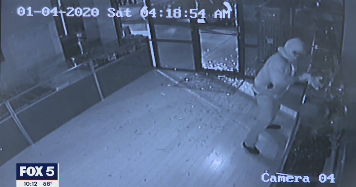 Caught on camera: Thief uses giant rock to smash his way into jewelry ...