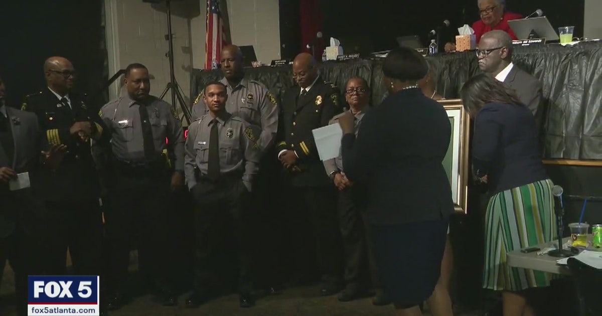 South Fulton police officers help mother, 4 children in need | FOX 5 ...