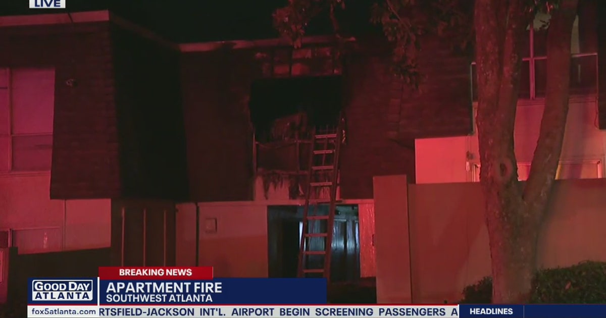 Firefighters battle blaze at SW Atlanta apartment complex | FOX 5 Atlanta