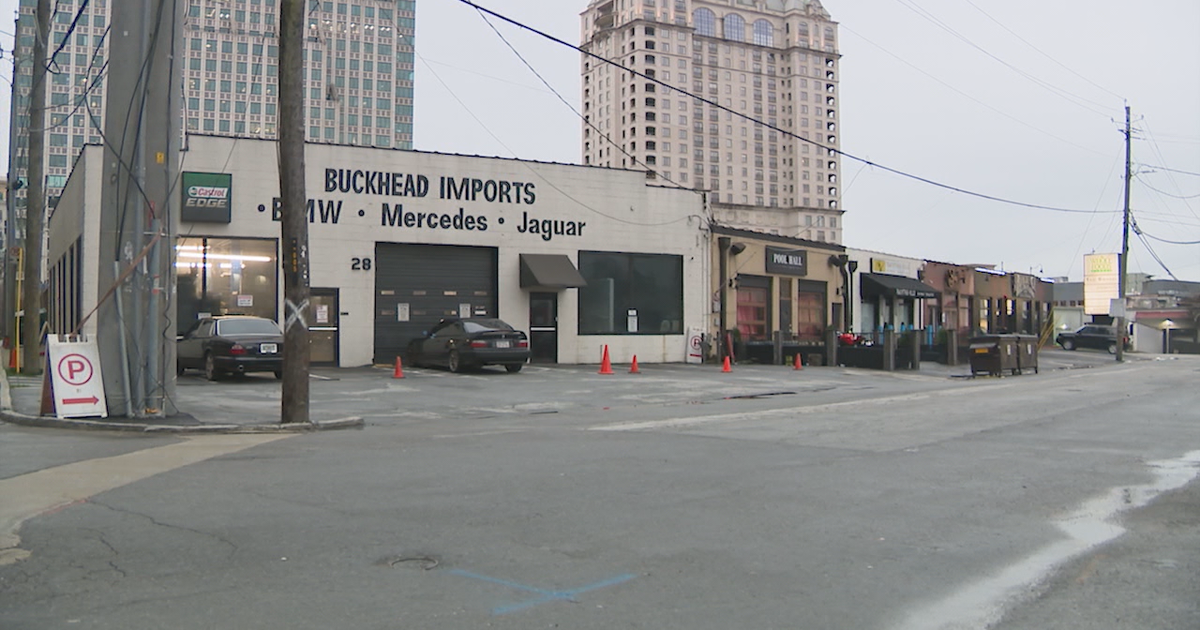 Police searching for suspects in fatal Buckhead stabbing | FOX 5 Atlanta