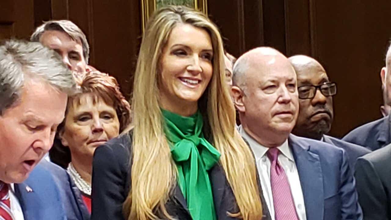 Kelly Loeffler sworn in as Georgia's newest senator