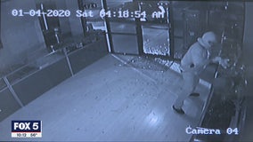 Caught on camera: Thief uses giant rock to smash his way into jewelry store but struggles to hold on