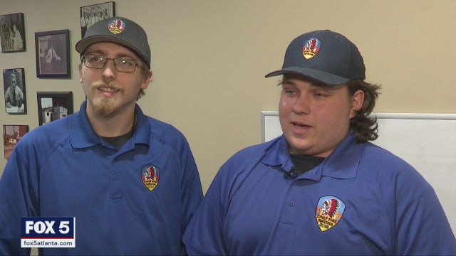 Young men put their lives in danger to save the life of a stranger