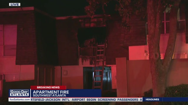 Firefighters battle blaze at SW Atlanta apartment complex