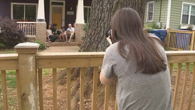 Kirkwood photographer offering free 'porch portraits' while social distancing