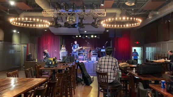 DeKalb County restaurant hosts charity concert on eve of shutdown