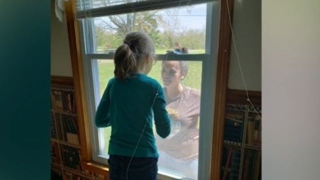 Teacher leaves inspiring messages at homes of students