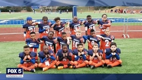 Acworth little league football team gets pizza for healthcare workers