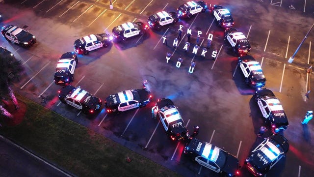 Fort Myers police show love to hospital workers