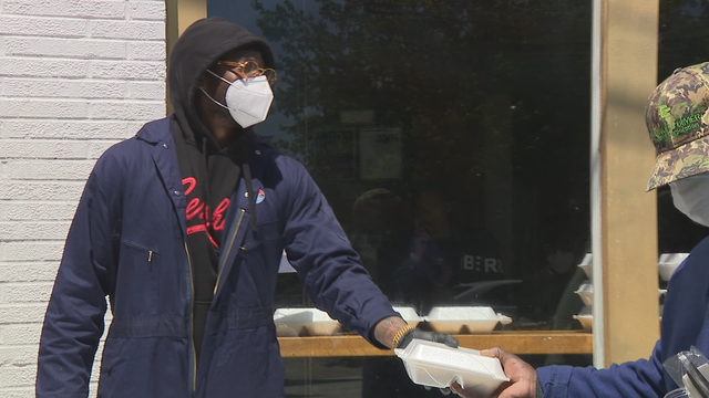 Rapper 2 Chainz hands out meals to Atlanta's homeless