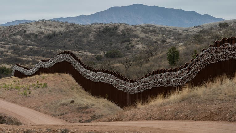 10267876-TOPSHOT-US-MEXICO-BORDER-FENCE