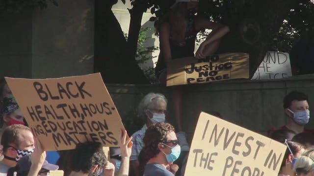 Athens government budget passes without reducing size of police department