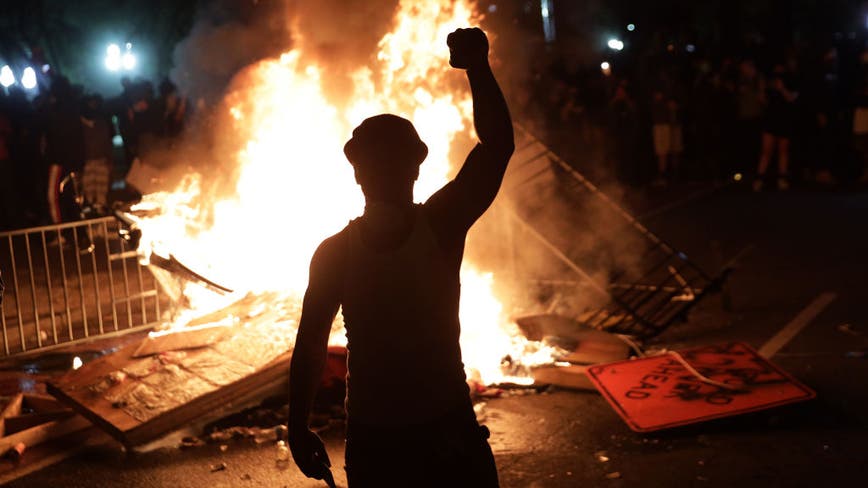 Οι ΗΠΑ κατευθύνονται σε μια νέα εβδομάδα που κλονίζεται από τη βία και την πανδημία