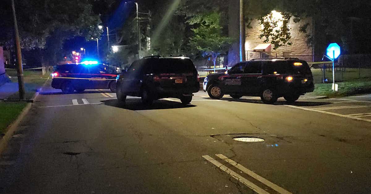 Man killed, another hurt in southwest Atlanta shooting | FOX 5 Atlanta