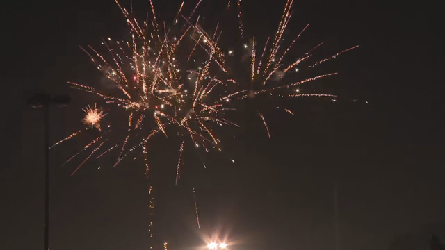 Hundreds pack Woodstock Square for one of metro Atlanta's only fireworks displays