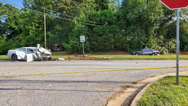 DeKalb County police officer injured in multiple car wreck