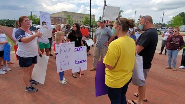 Parents rally, debate over closing schools in Paulding County