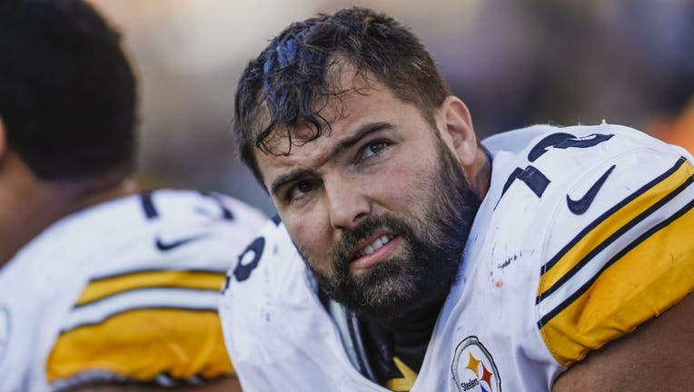 Steelers' Alejandro Villanueva writes name of Army hero on 