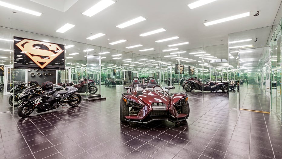 19.-17-Car-Showroom-Style-Garage.jpg