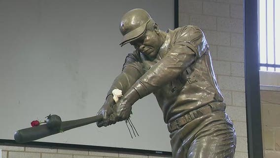 Aaron lauded for grace amid racism during home run pursuit