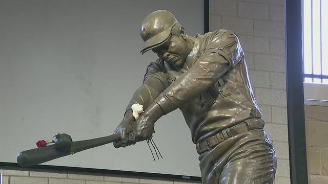 Aaron lauded for grace amid racism during home run pursuit