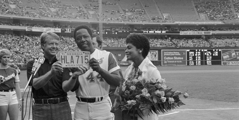 Download Hank Aaron Celebrating 715 Wallpaper