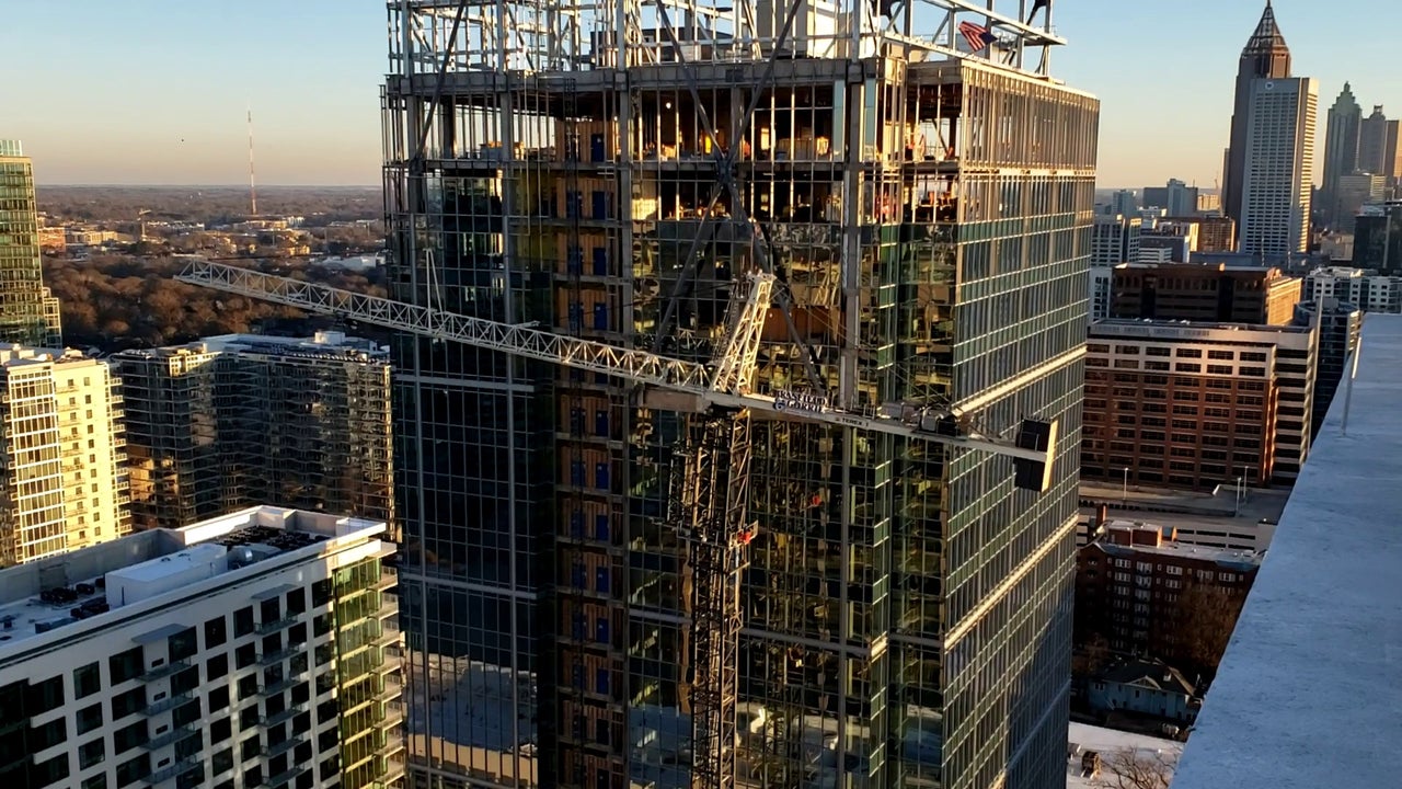 Crews Continue Working To Bring Down Unstable Crane In Atlanta Crews Continue Working To Bring Down Unstable Crane In Atlanta
