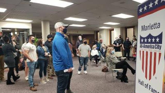 Marietta residents back the blue at council meeting