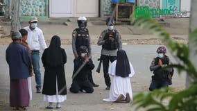 Nun kneels in front of police to stop Myanmar violence