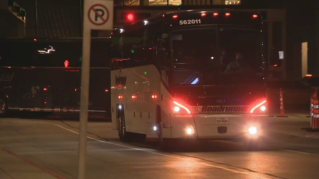 First buses of undocumented immigrants arrive at Dallas convention center