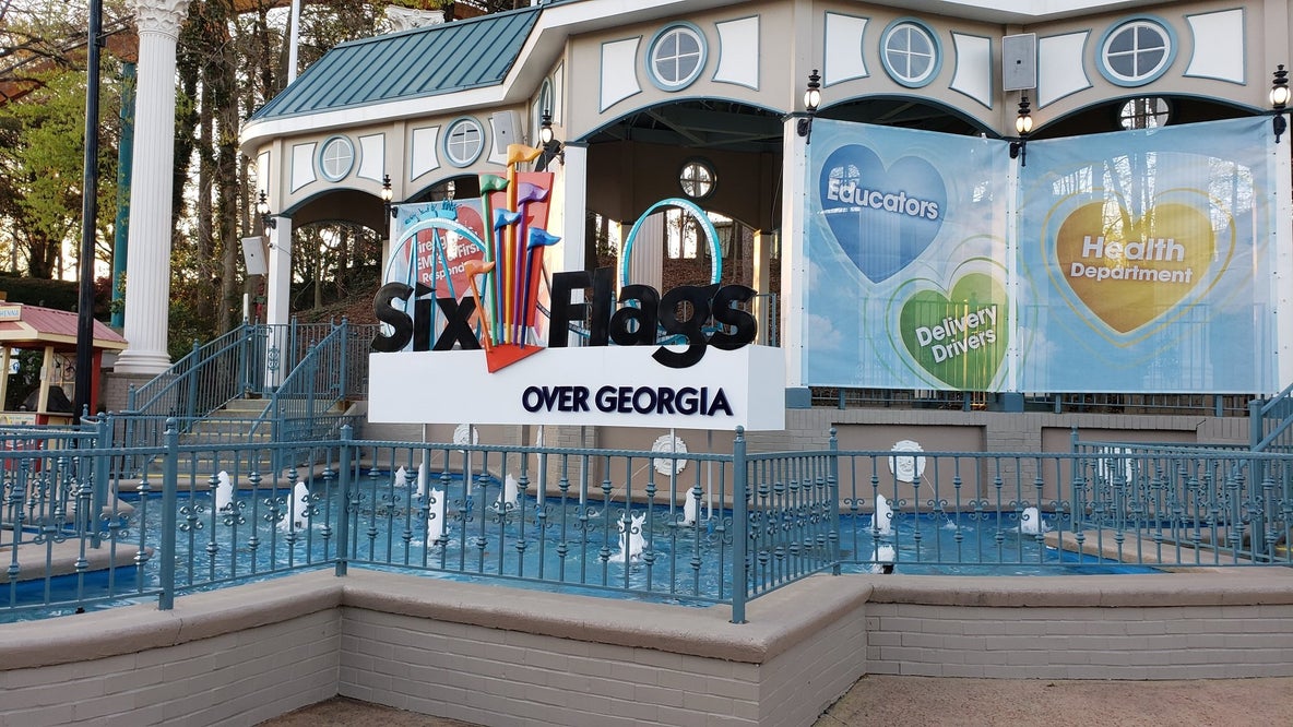 4 struck by fallen tree near Six Flags Over Georgia entrance