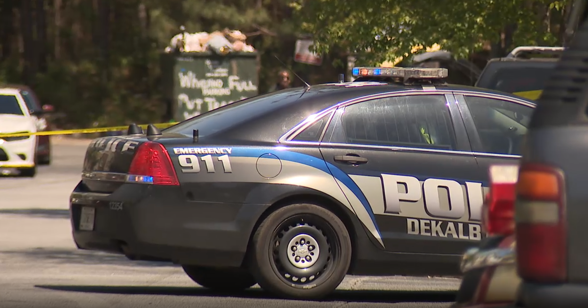 Police: 1 dead, 1 injured in apartment parking lot shooting | FOX 5 Atlanta