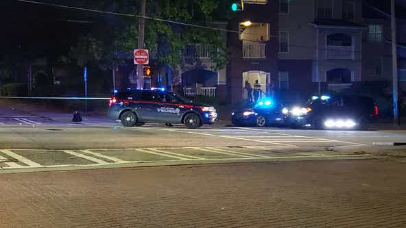 Man shot in stomach outside of SW Atlanta convenience store
