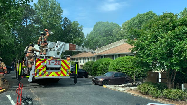 Firefighters respond to East Cobb apartment fire