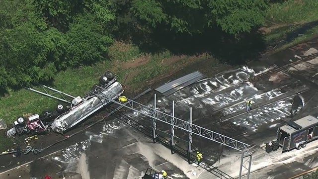 Overturned truck knocks down sign on I-285, southbound lanes reopened