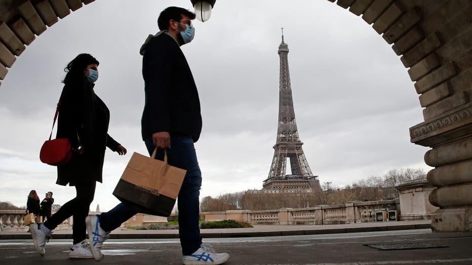 a3e10b4f-Parisians Walks On The Streets Before The 6 PM Covid-19 Curfew